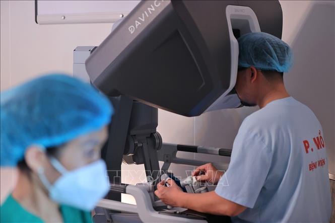 Bác sĩ bệnh viện K thực hiện phẫu thuật nội soi Robot cho bệnh nhân ung thư buồng trứng. (Ảnh: Minh Quyết/TTXVN)